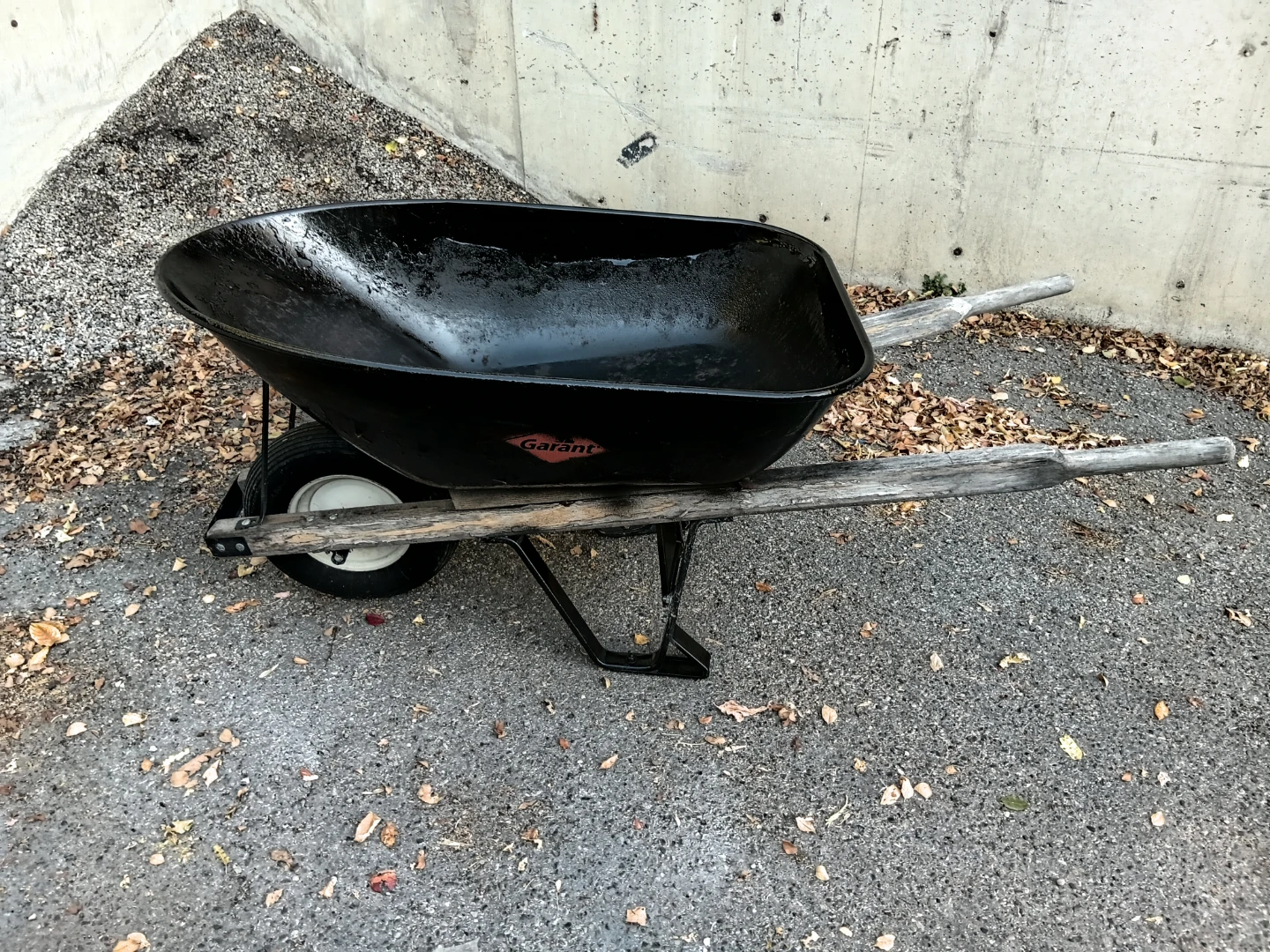 Garant Heavy Duty Premium Black Metal Wheelbarrow