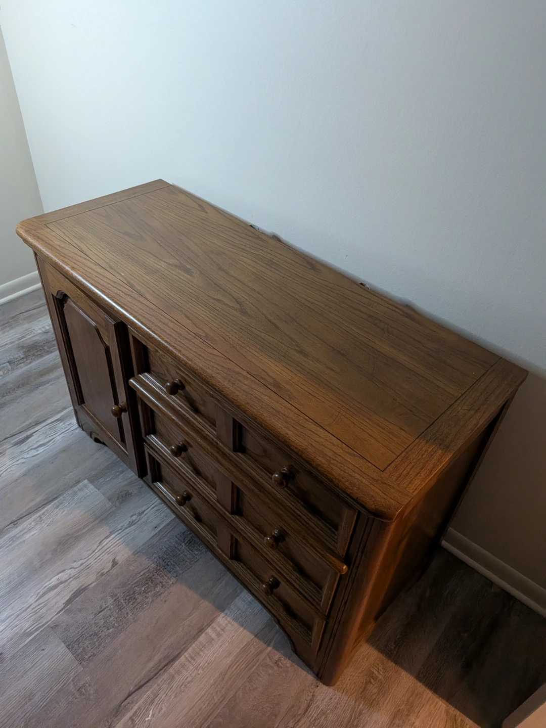 Traditional wooden dresser set