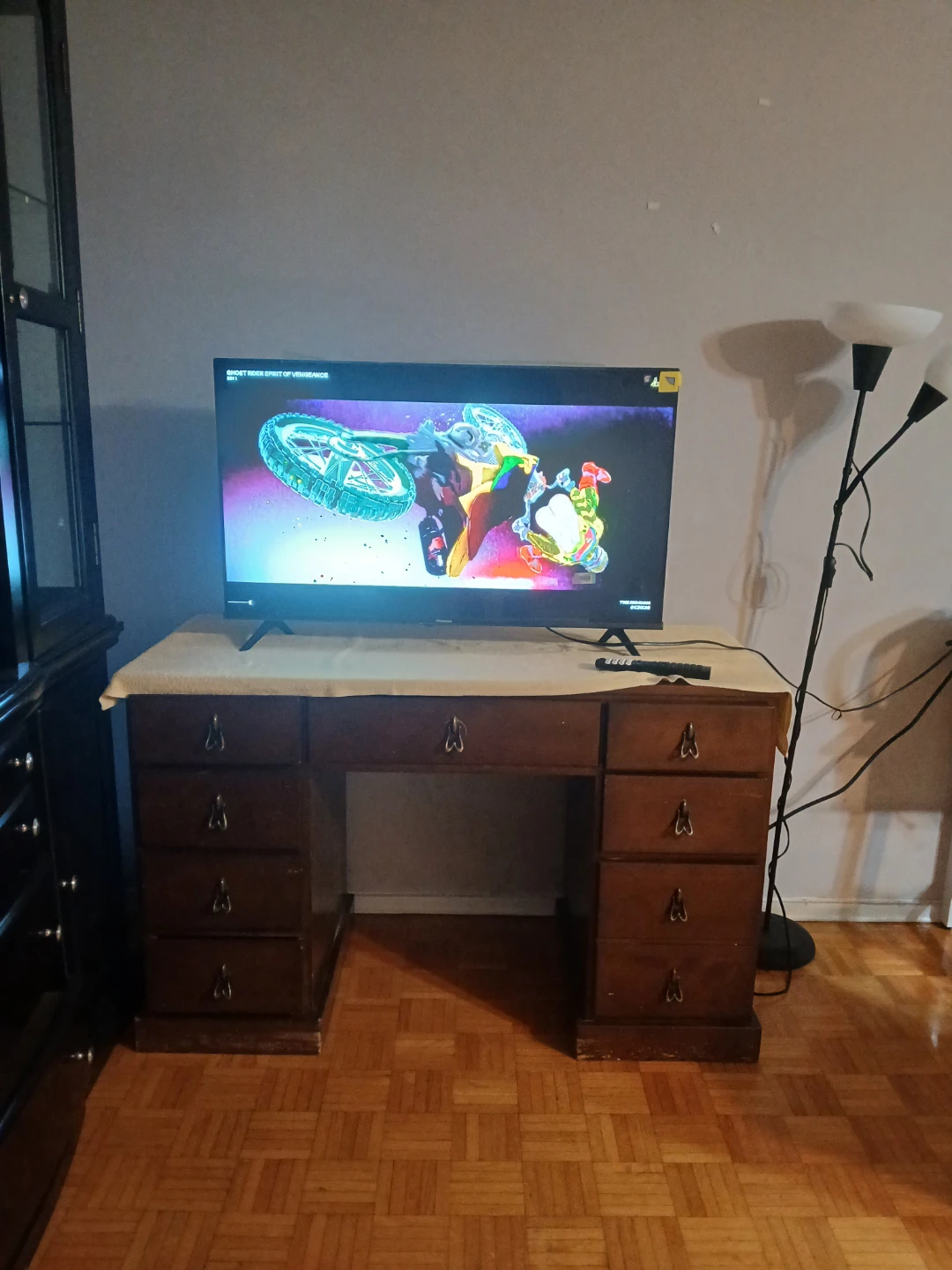 Hisense Smart TV including table - photo 5