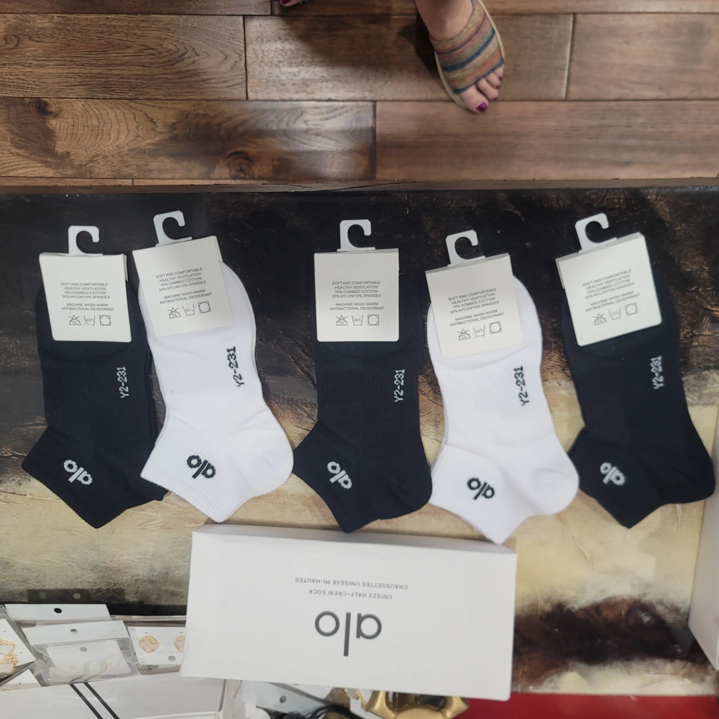 Alo Yoga Unisex Half-Crew Socks - photo 5