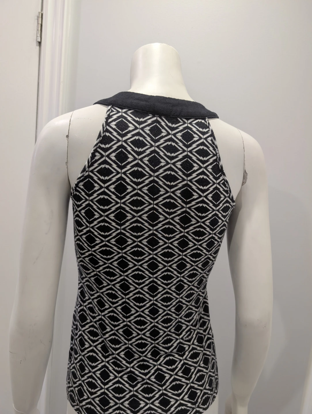 EUC - Banana Republic  Black & White Ornate Patterned Tank Top - photo 4