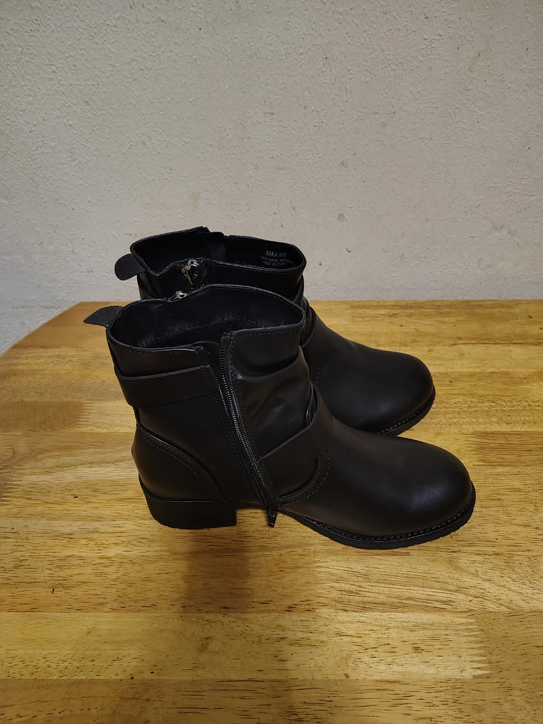 Black ankle boots size 8W