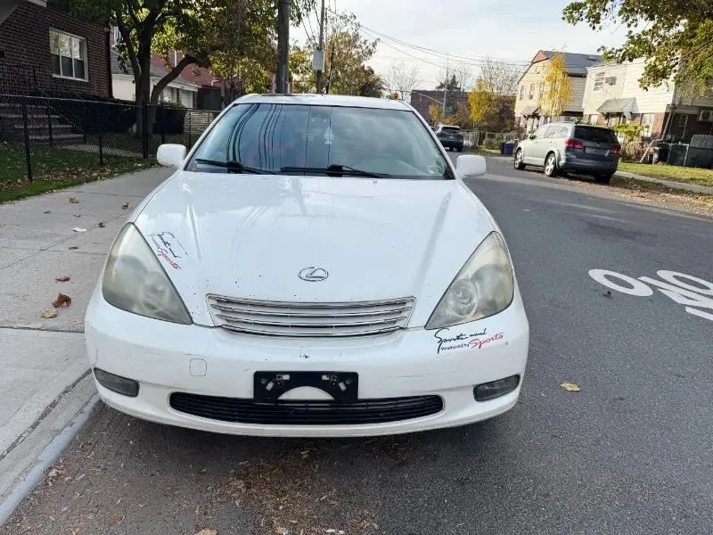 2004 White Lexus ES 330 Sedan