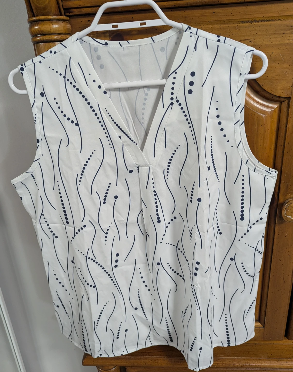 Women's Patterned Sleeveless V-Neck Blouse