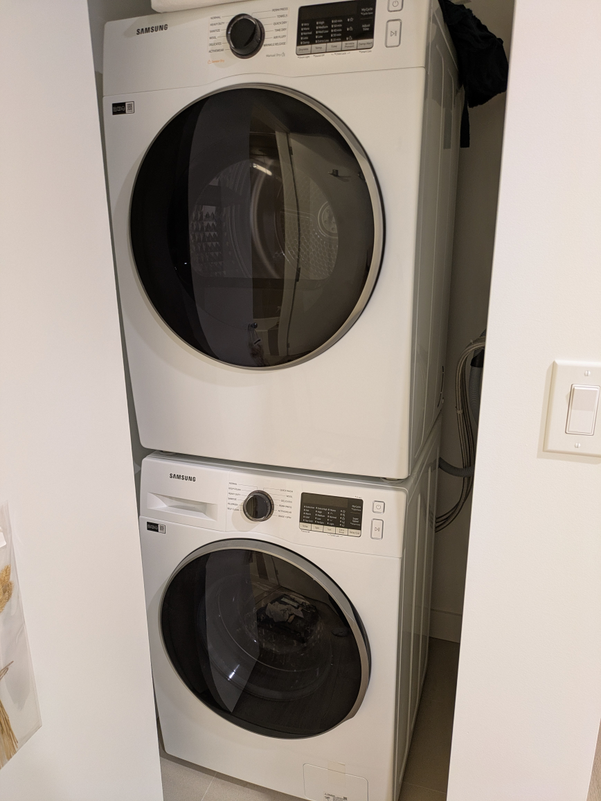 Studio Apartment with Queen Size Murphy Bedframe - photo 4