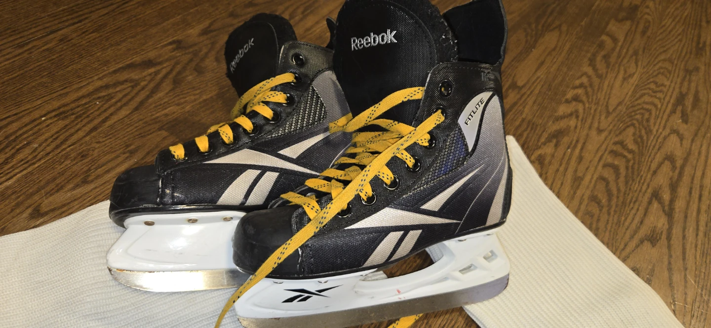 Kids size 2 ( shoe 3½)Reebok Skates and Sherwood Jersey Set - photo 2