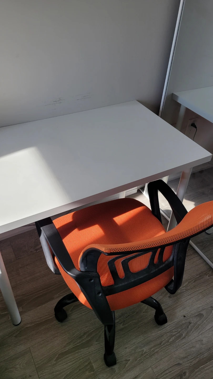 💫 IKEA White Desk & Orange Mesh Office Chair - photo 2