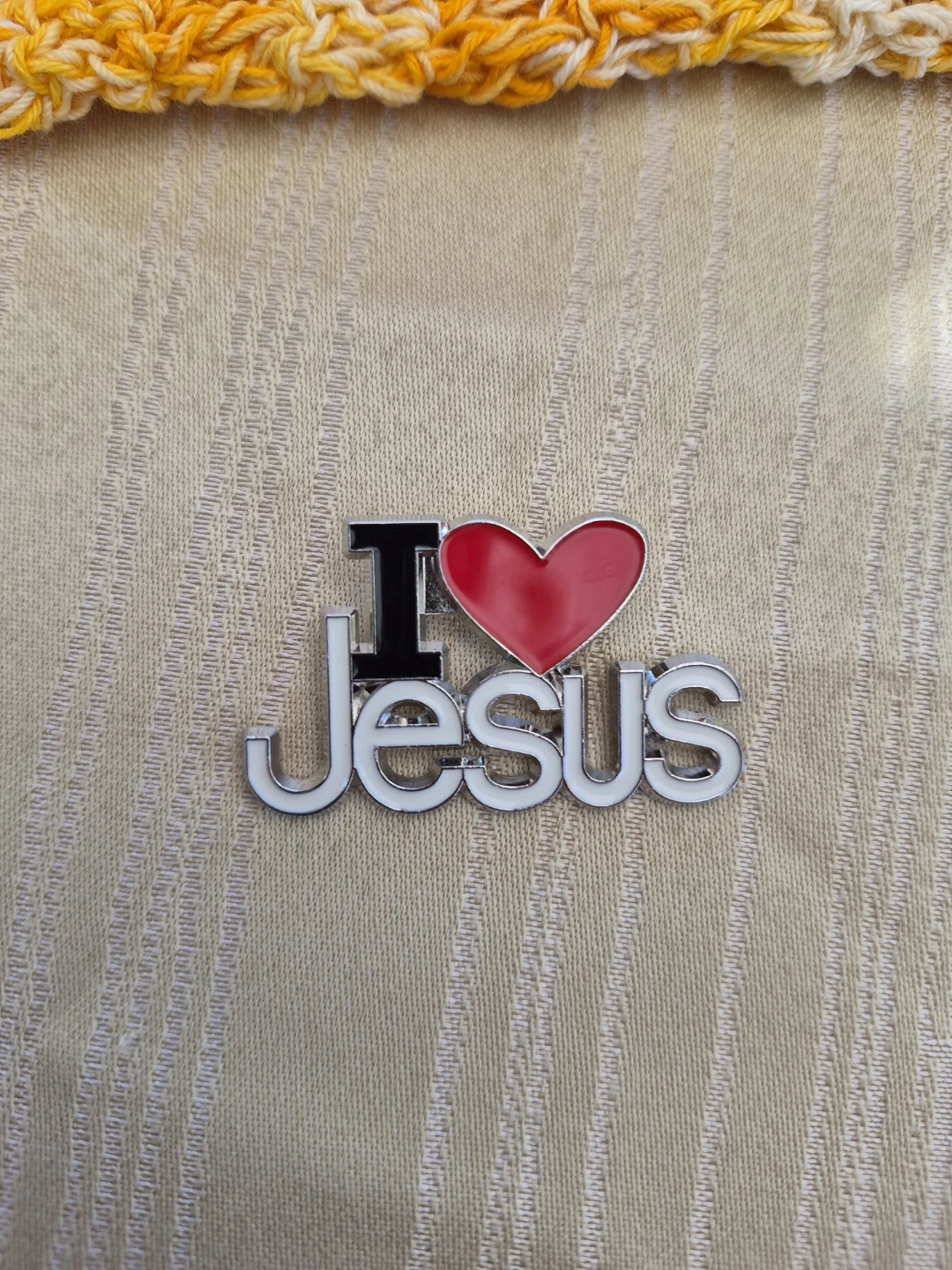 Beautiful 1 1/2" I Love Jesus Fashion Brooch