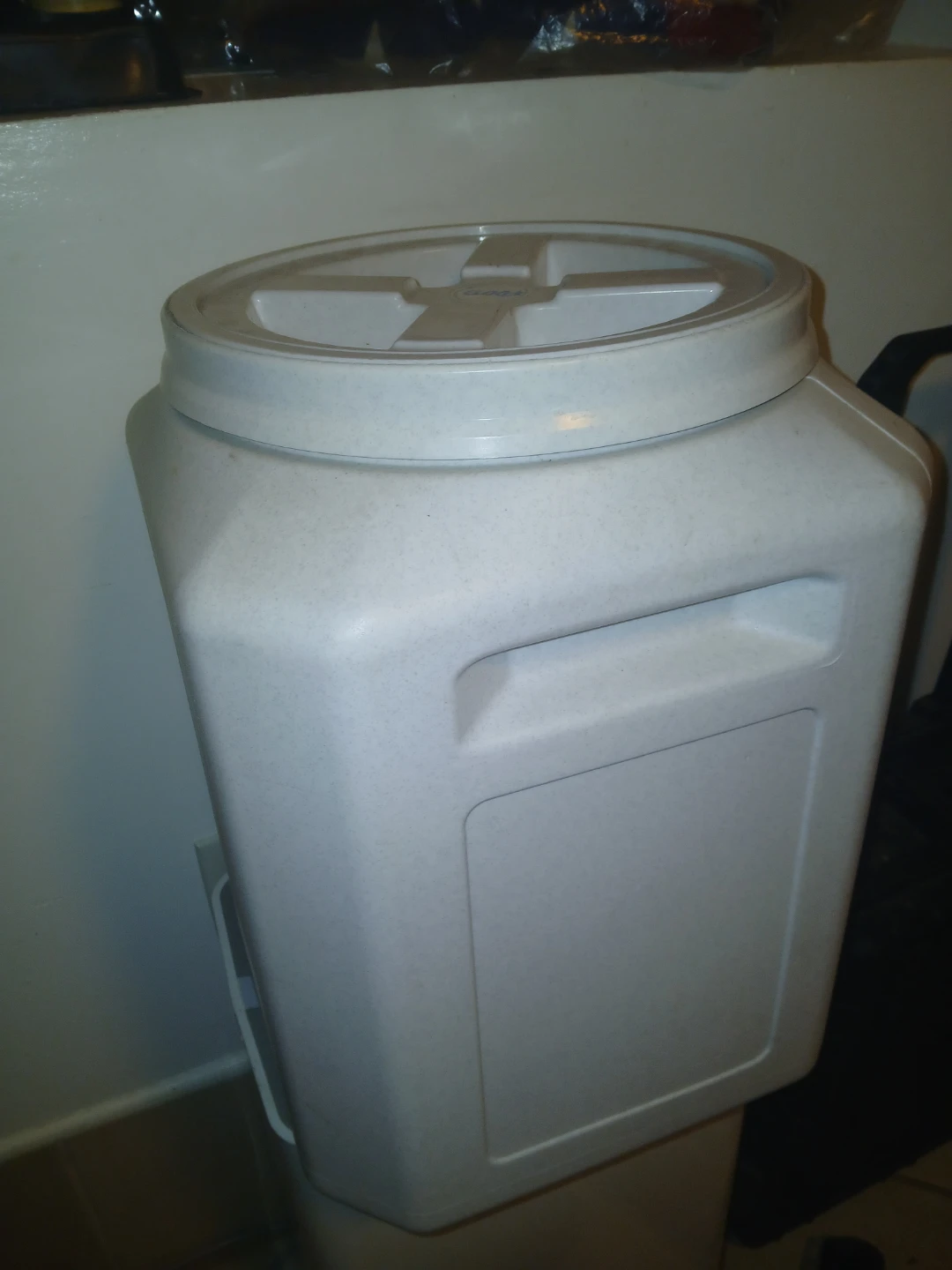 Pet food storage container - photo 2