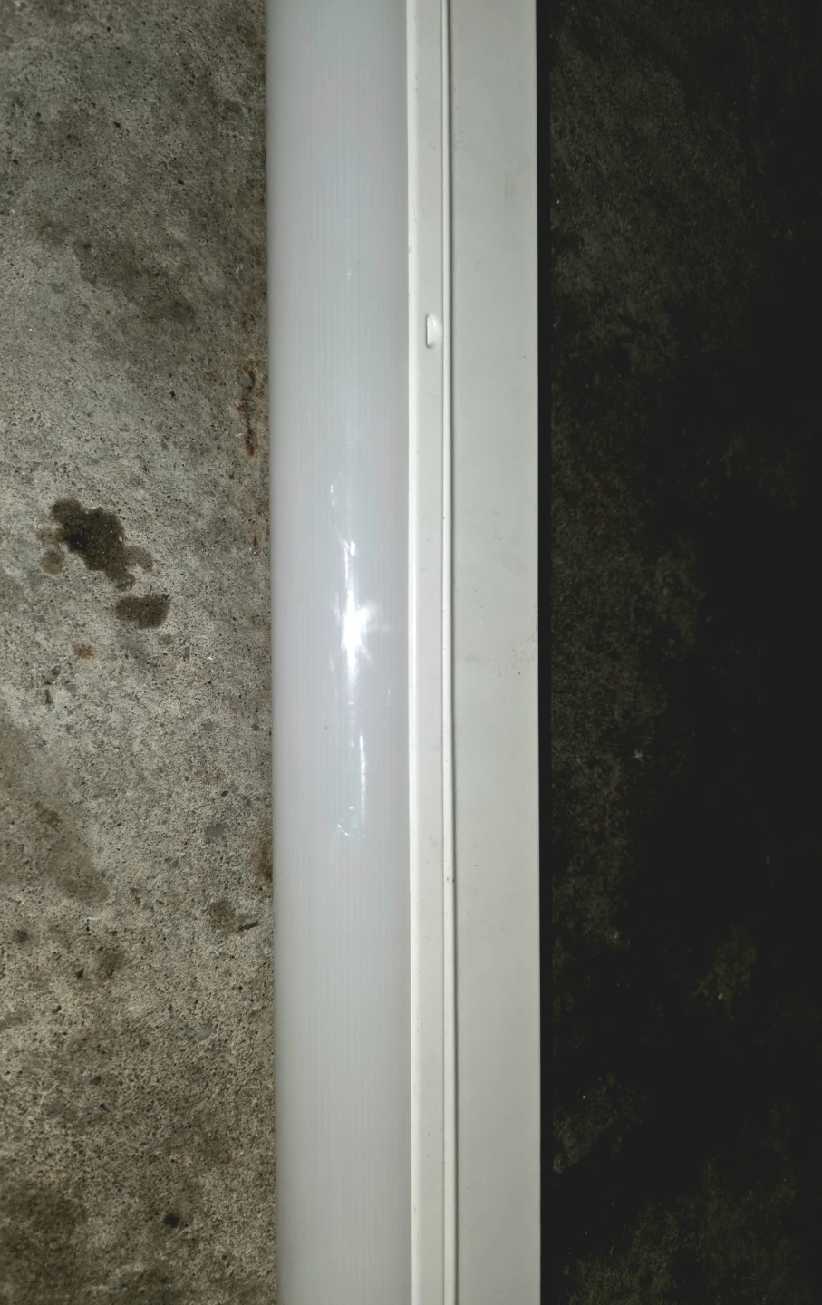 White 4ft LED Wrap-Around Shop Light - photo 2