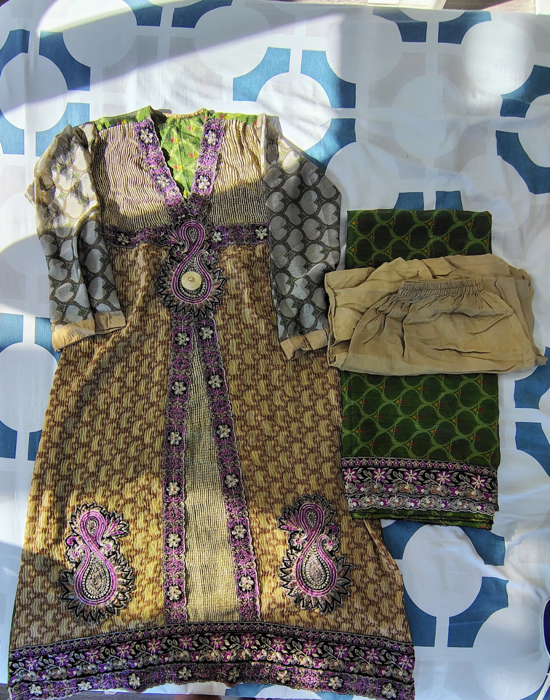 Embroidered Pakistani Salwar Kameez Suit Set - photo 2