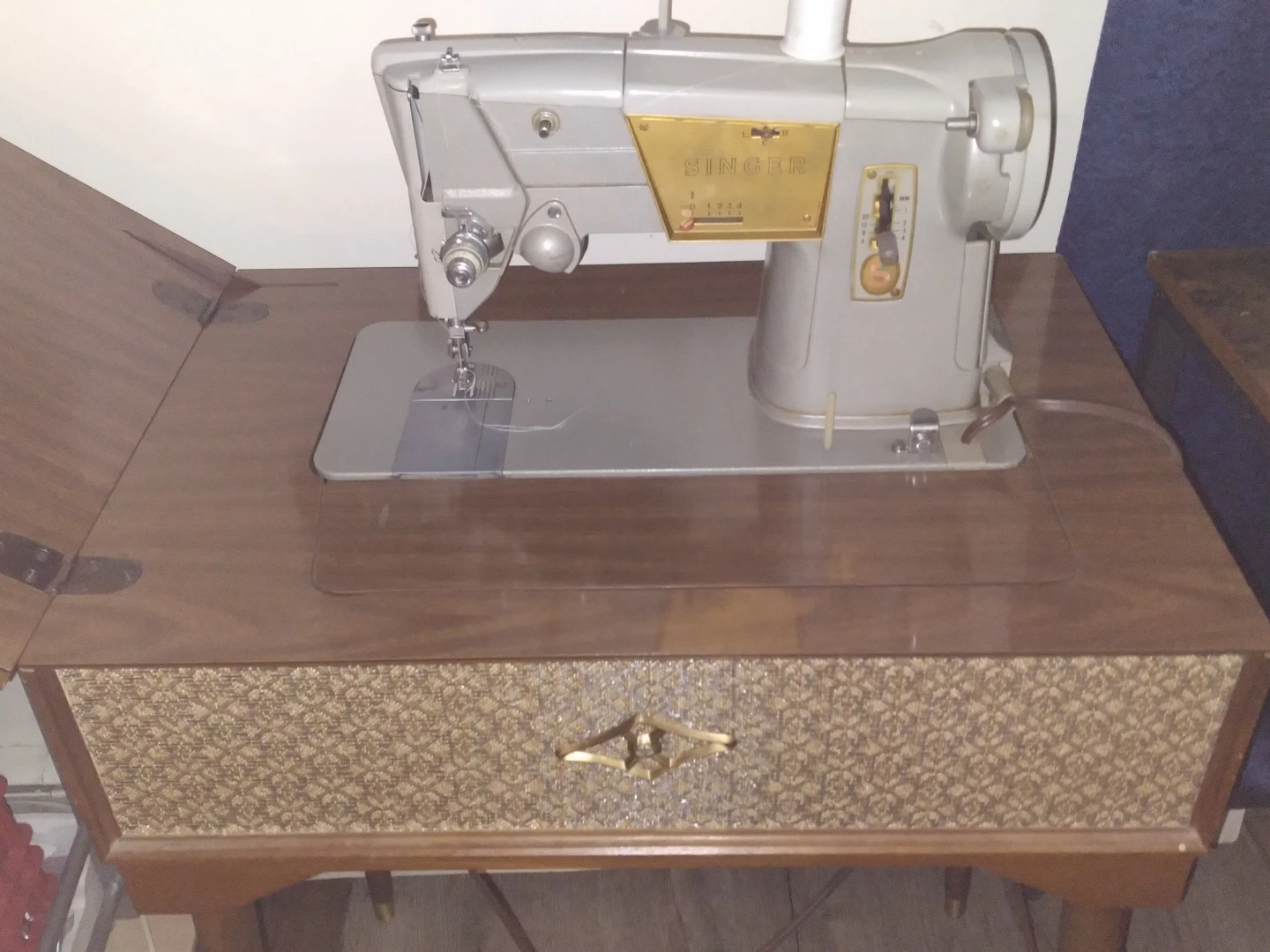 Vintage Singer Sewing Machine with Cabinet - photo 3