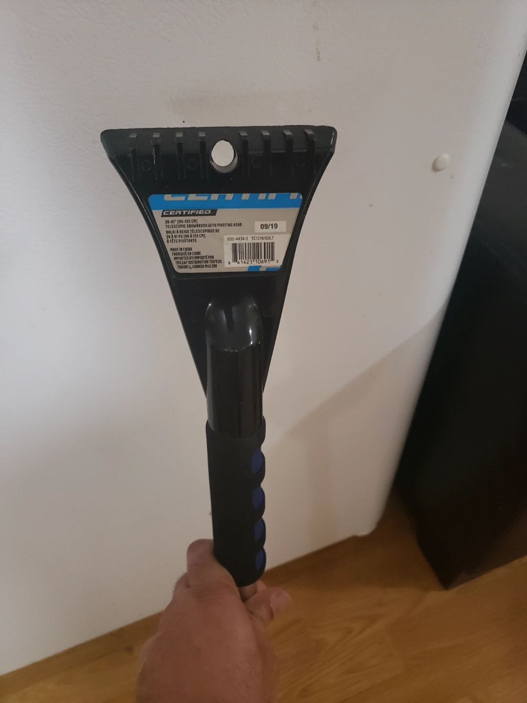 Certified Telescopic Snowbrush with Pivoting Head