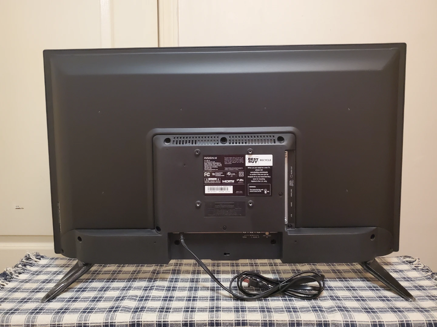 Insignia 32-inch 720p LED TV - photo 3