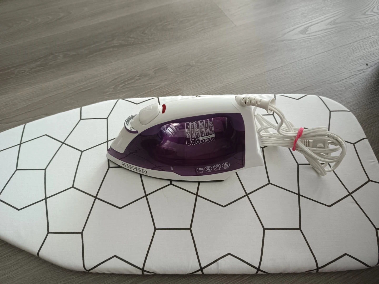 Black+Decker Iron and Tabletop Ironing Board - photo 5