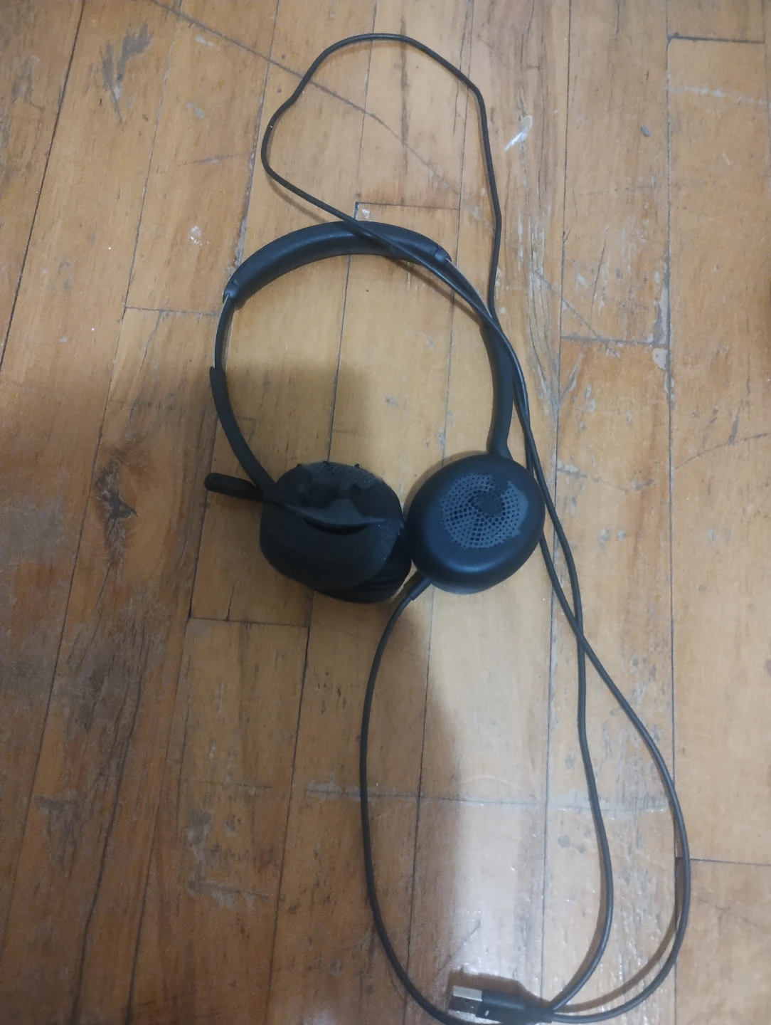 USB Tech Bundle – 2 Wired Headsets + Microsoft Wired mouse - photo 2