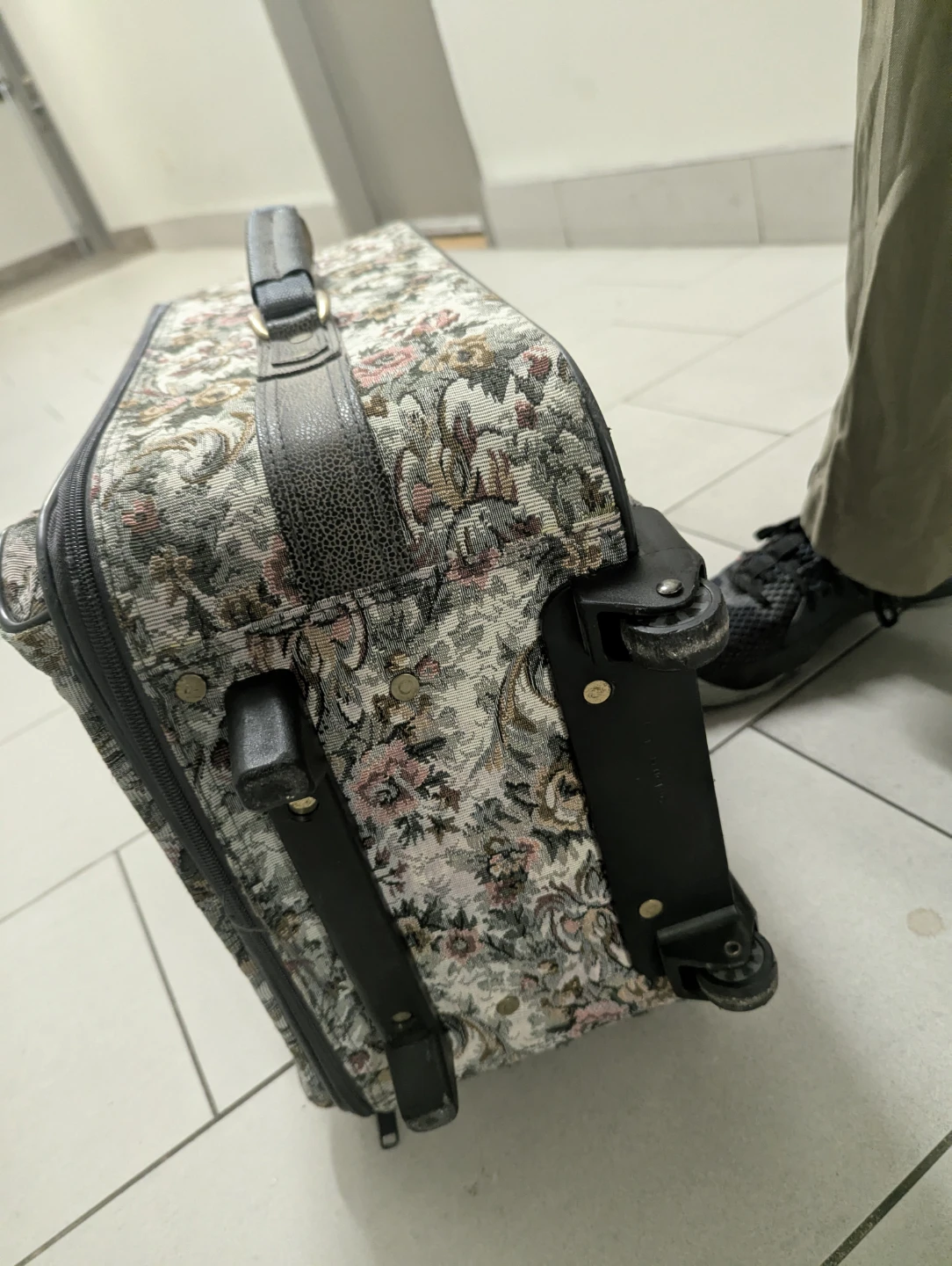 Vintage Jordache rolling suitcase - photo 4