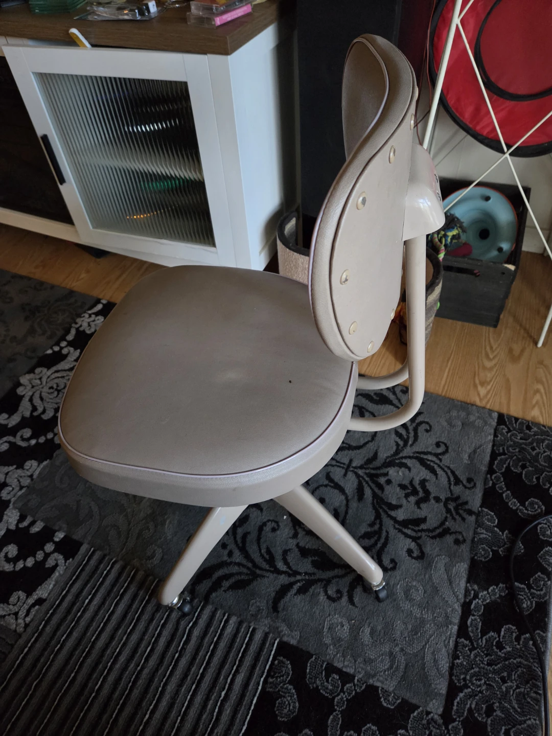 Vintage Beige Rolling Office Chair