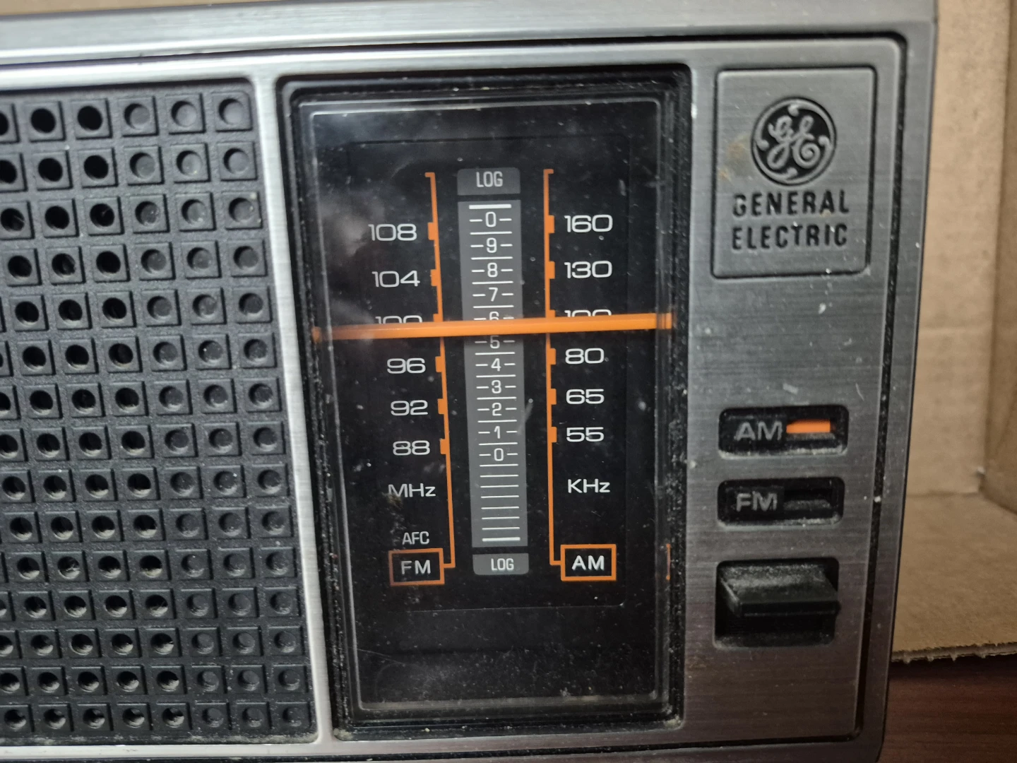 VINTAGE General Electric AM/FM Radio Model 7-4115B - photo 2