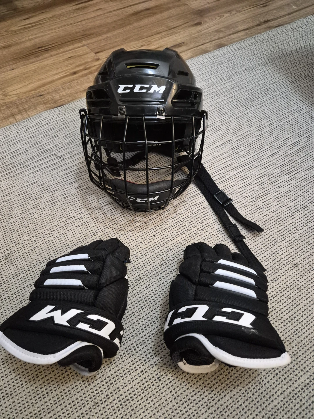 CCM Hockey Helmet and Tacks Gloves Set