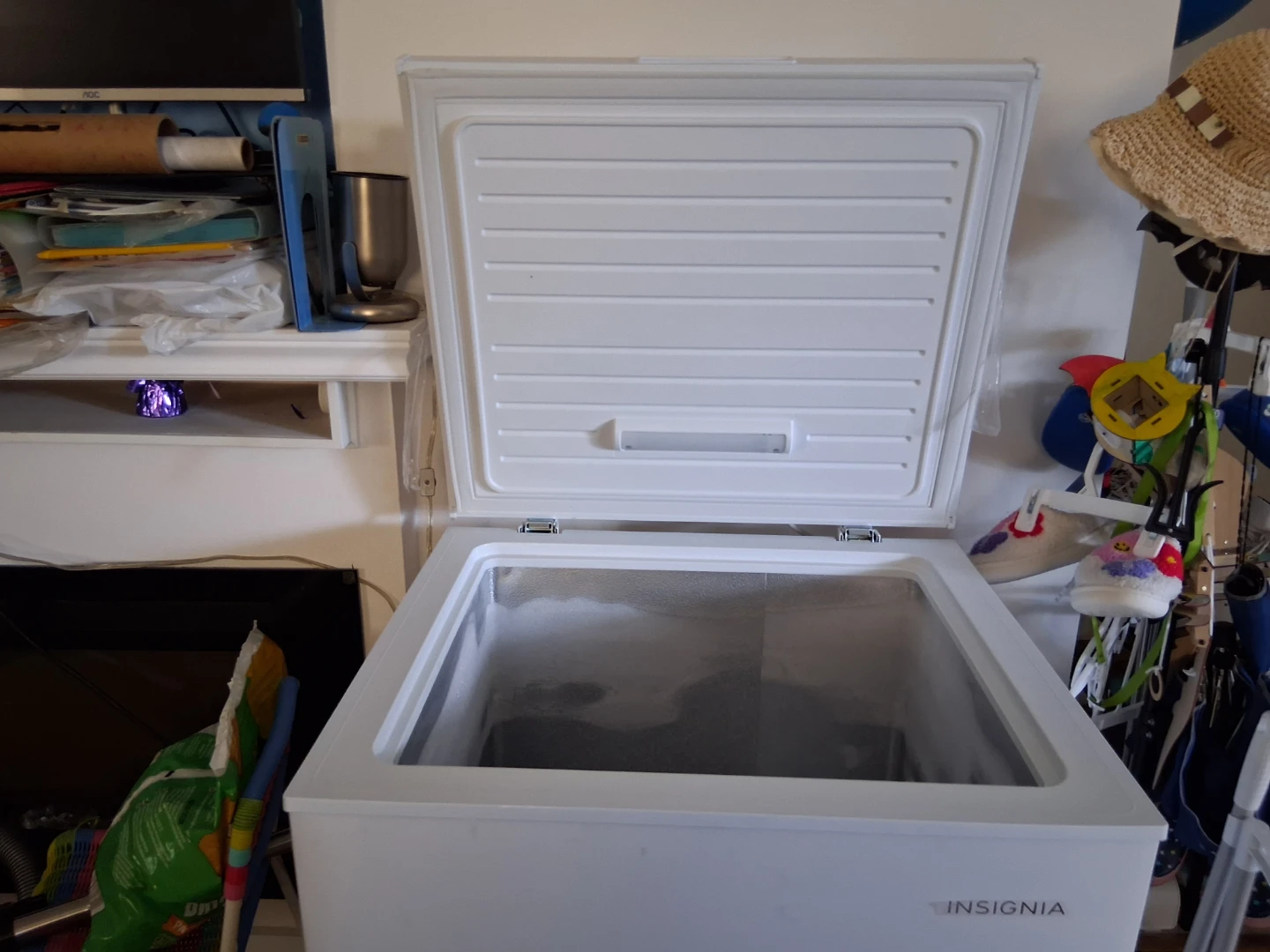 Insignia White Chest Freezer - photo 4