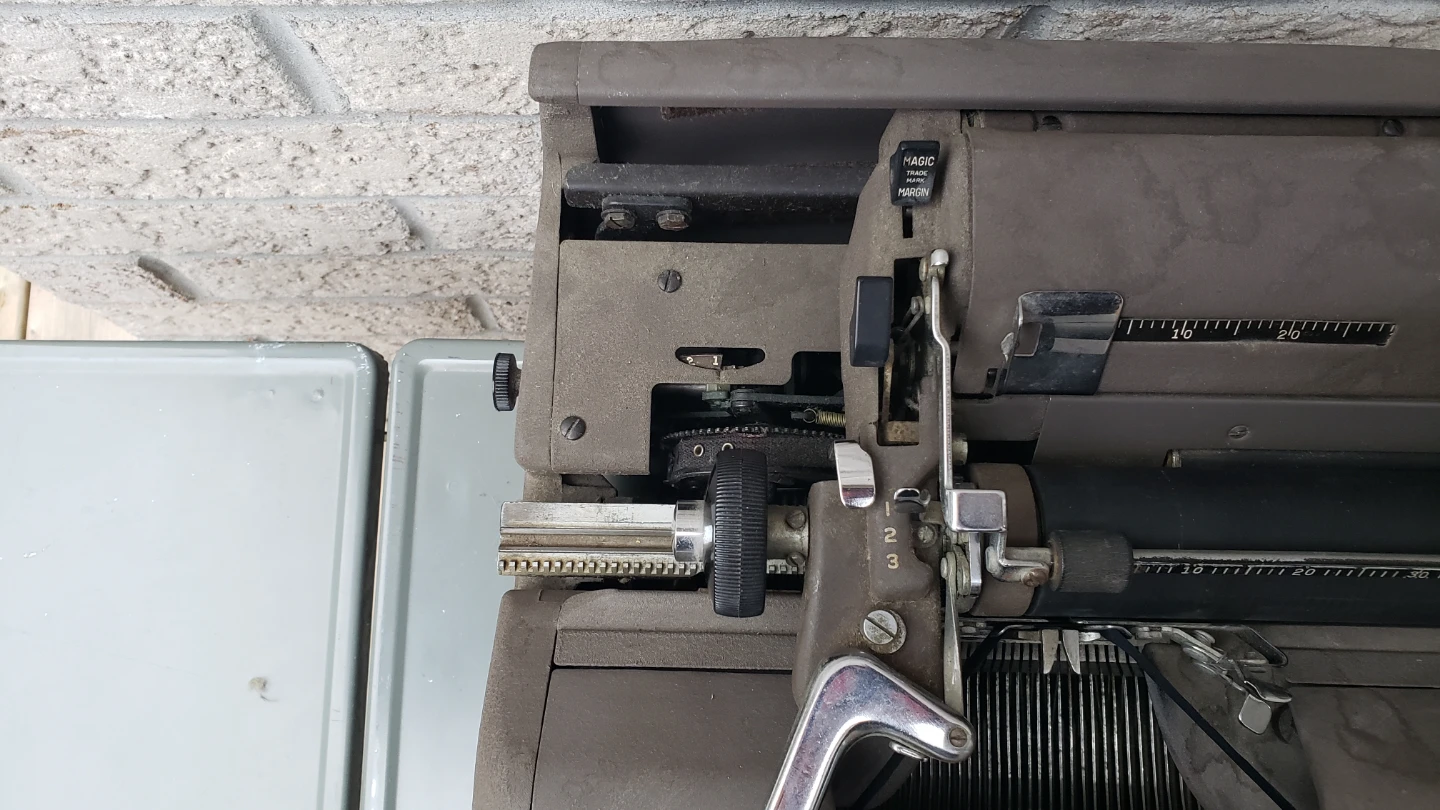 1953 Royal HHS Model Typewriter (Special Polish Typeface) - photo 5