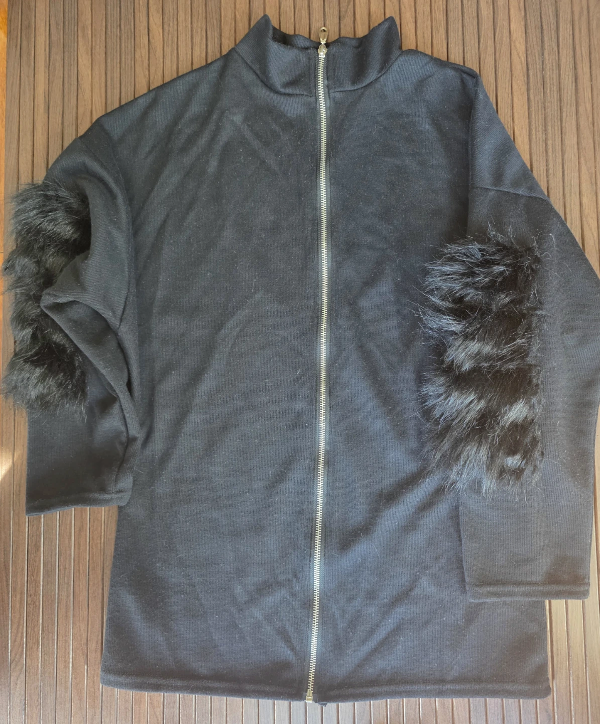 Black knit cardigan with faux fur arm details - photo 2