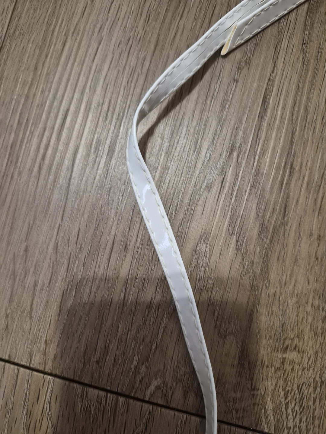 White skinny patent leather belt - photo 2