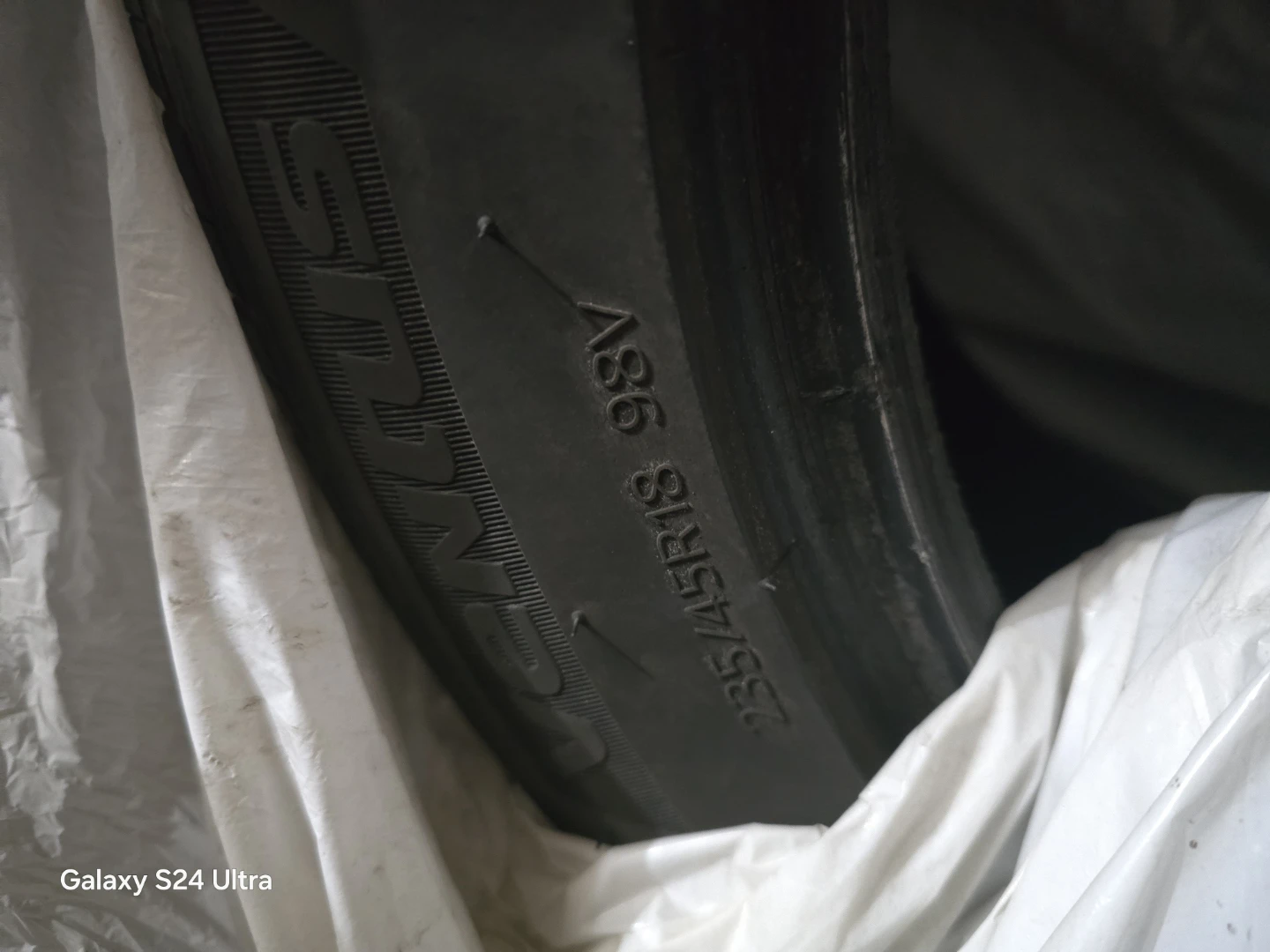Winter tires 235/45R18 98V - photo 4