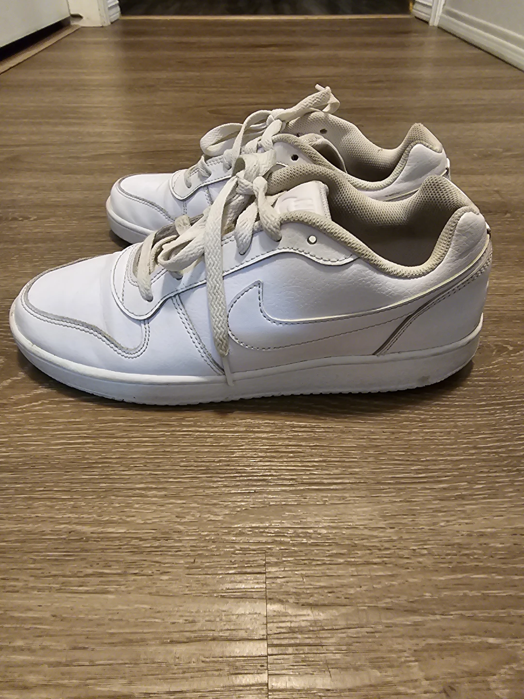 White Nike Sneakers - photo 3