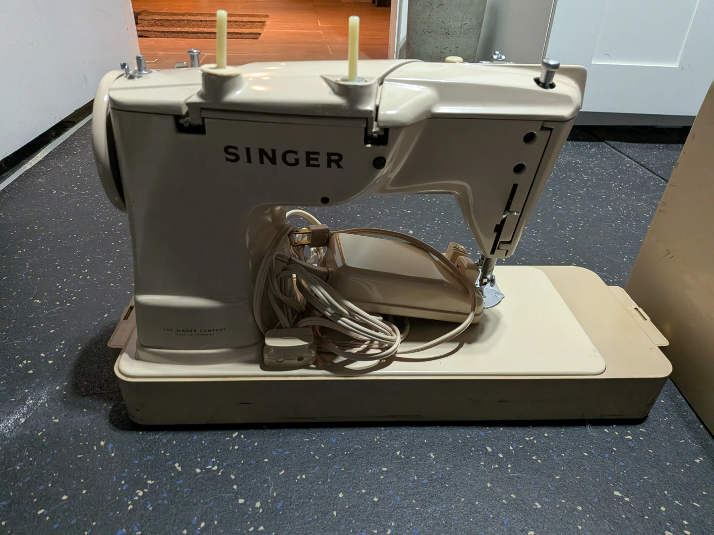 Vintage Singer 411G Sewing Machine