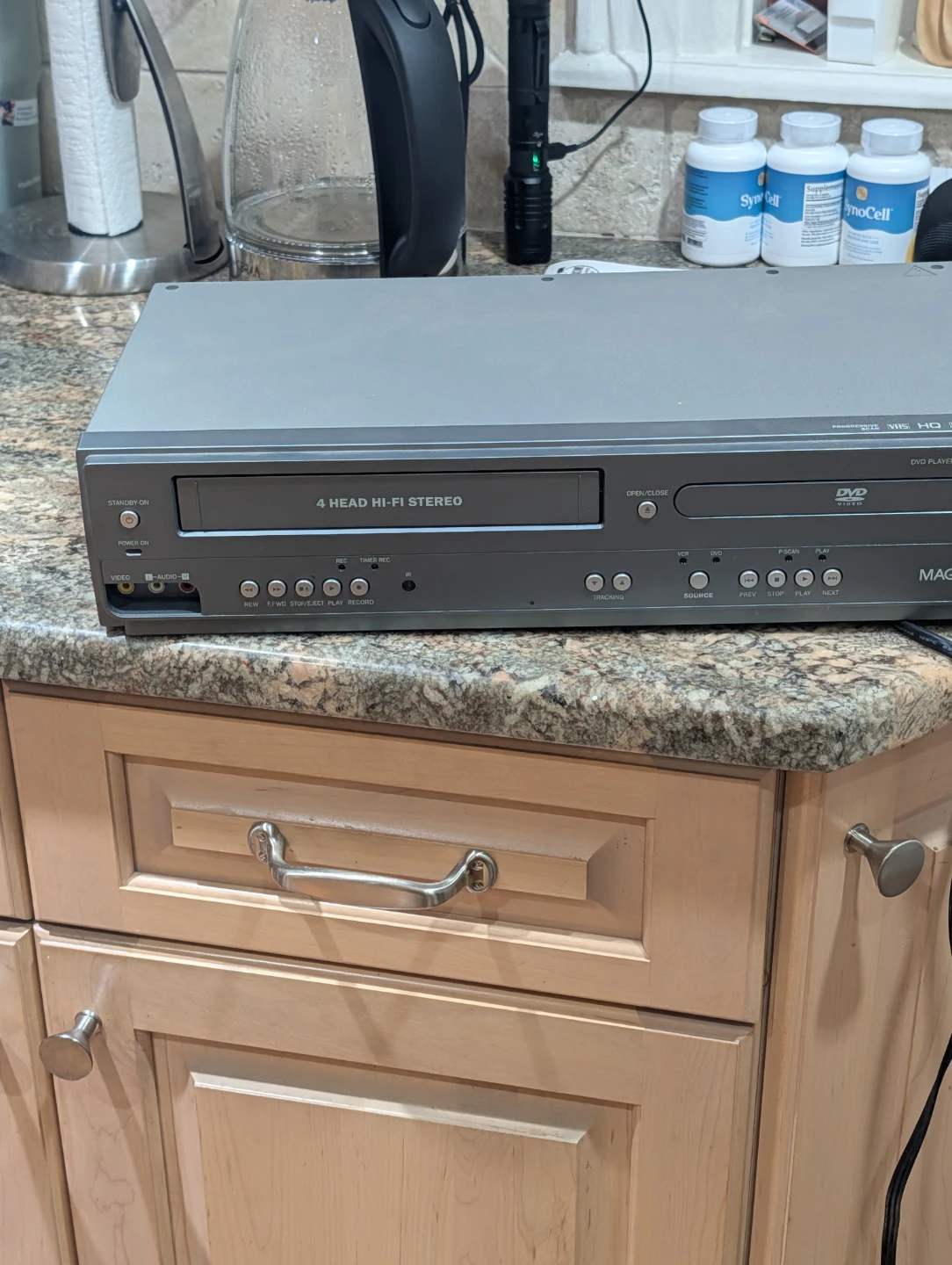 Magnavox DV225MG DVD Player and VCR Combo - photo 2