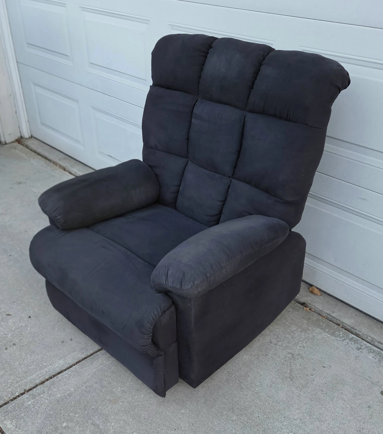 Black Microfiber Wall Hugger Recliner. Mint From Showhome! - photo 3