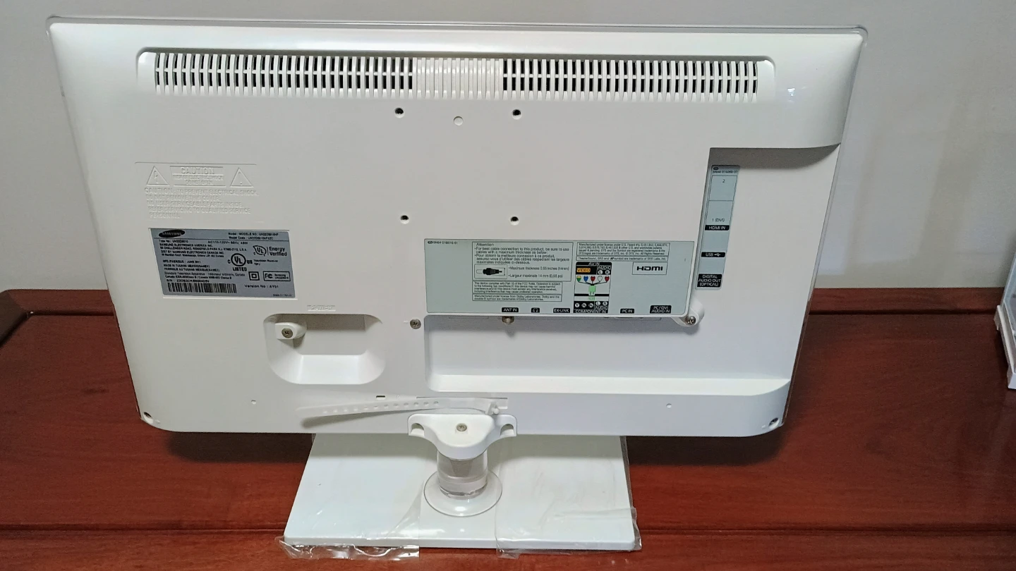 White Samsung 22 inch LED TV - photo 3