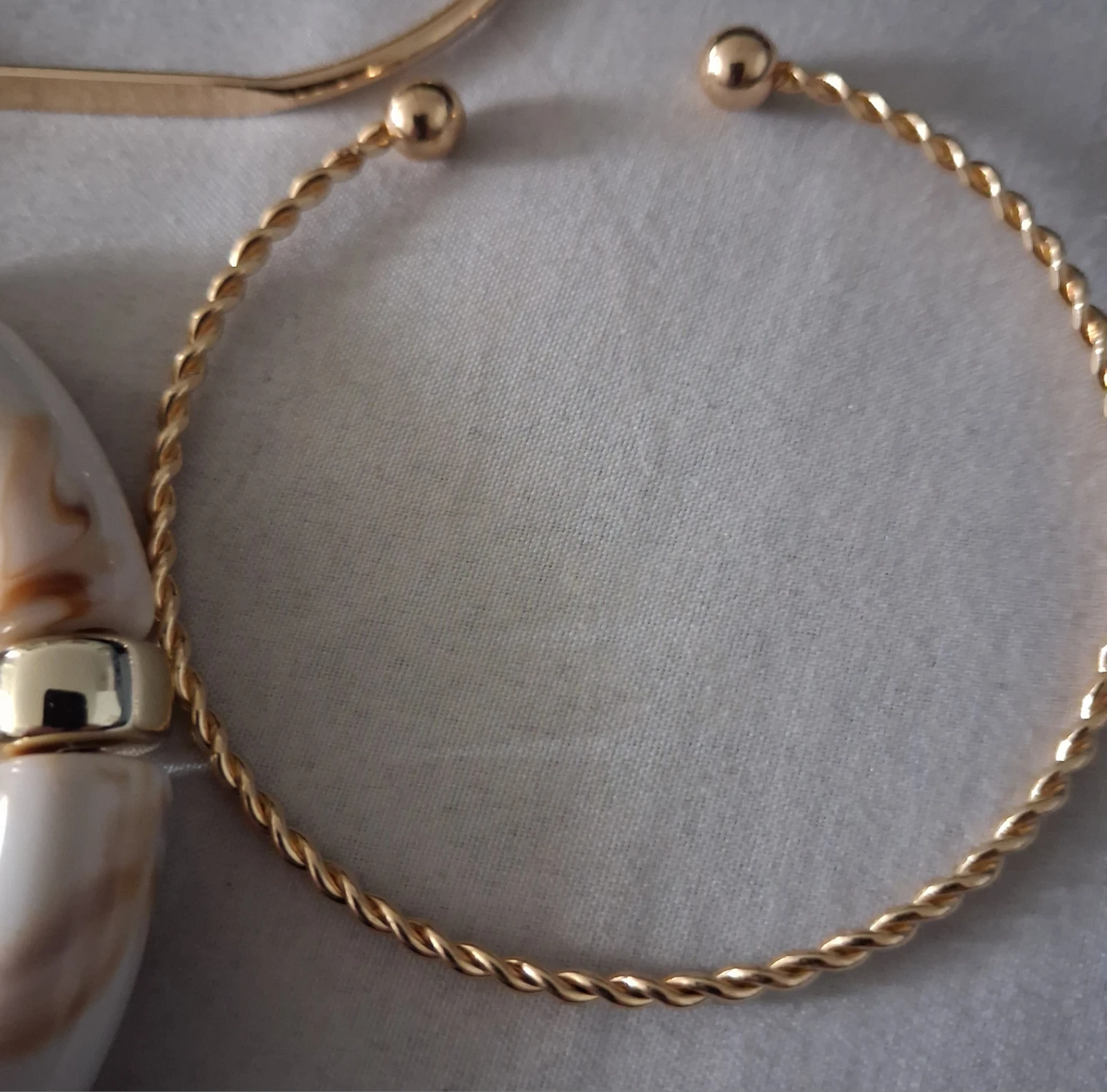 Set of 3 gold-tone bracelets and pendant - photo 5