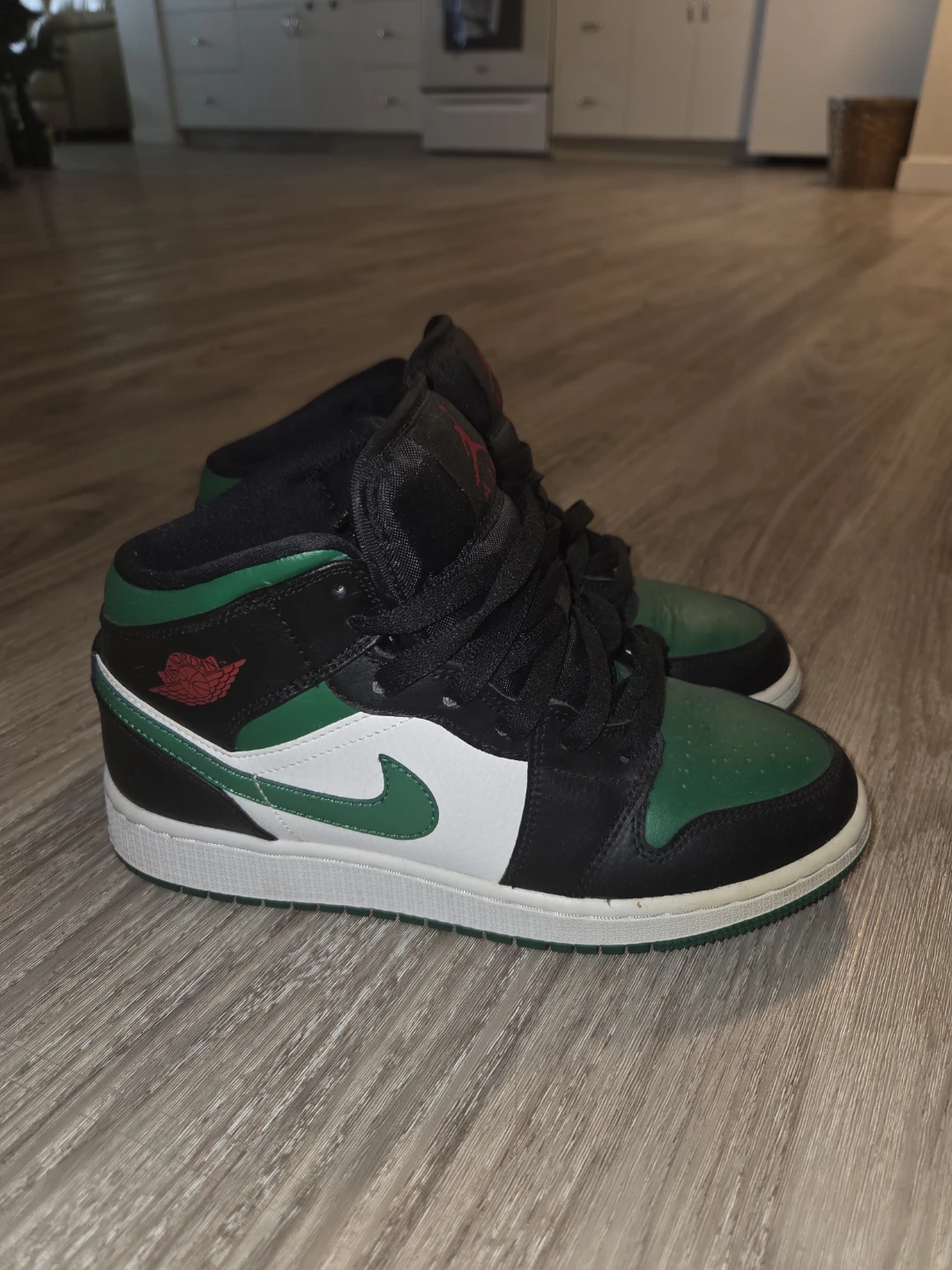 Air Jordan 1 Mid Basketball Shoes Green/Black/White Size 5Y