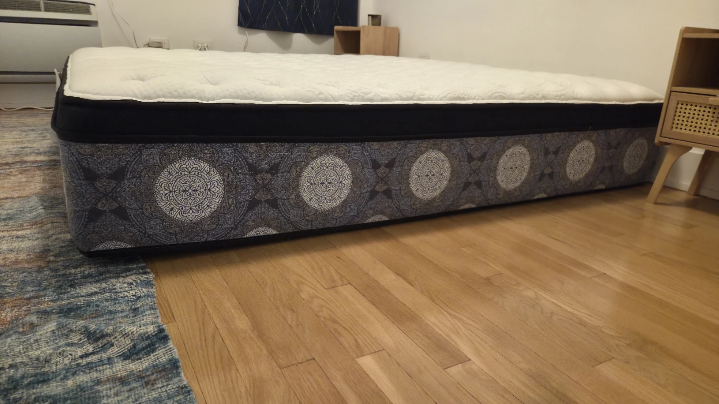 Beautyrest PressureSmart King Mattress –Like New– Under 1 Year - photo 3