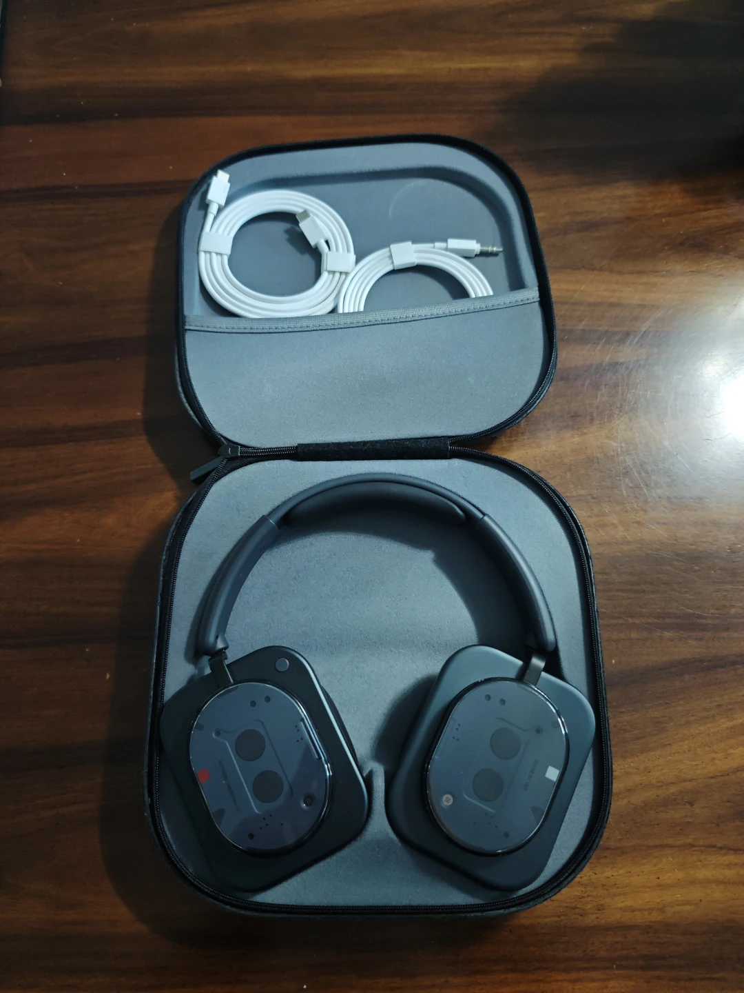 Nothing headphone 1 with case