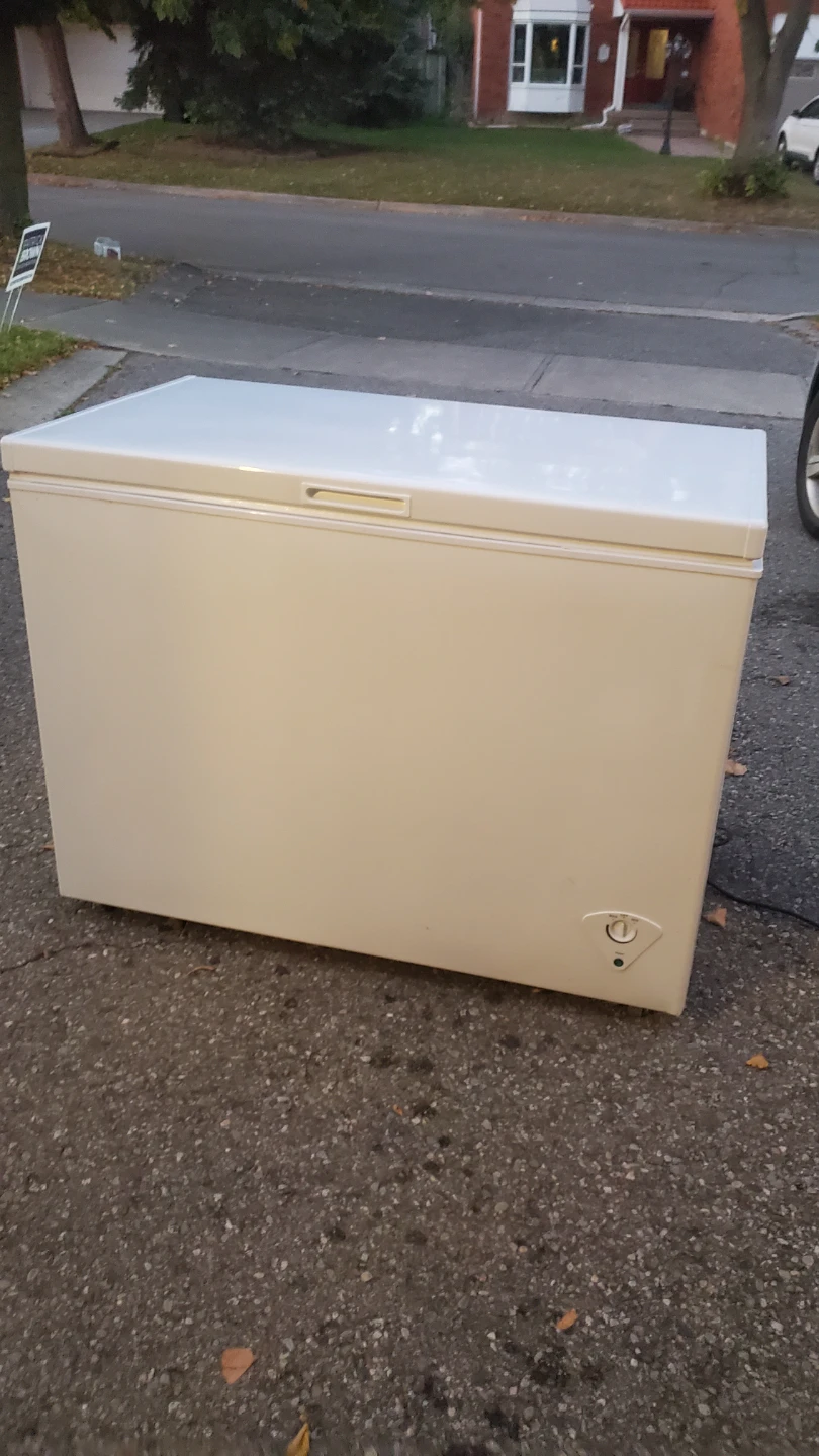 Model HS-390C Chest Freezer