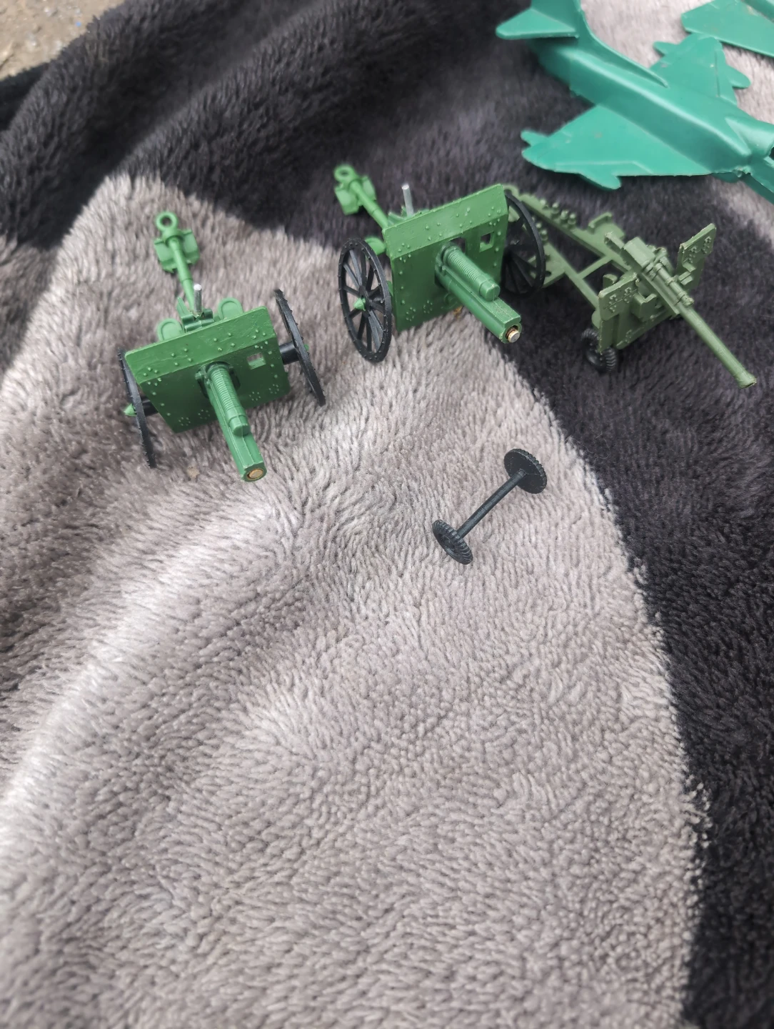 Vintage Plastic Army Men and Toy Soldier Set - photo 2