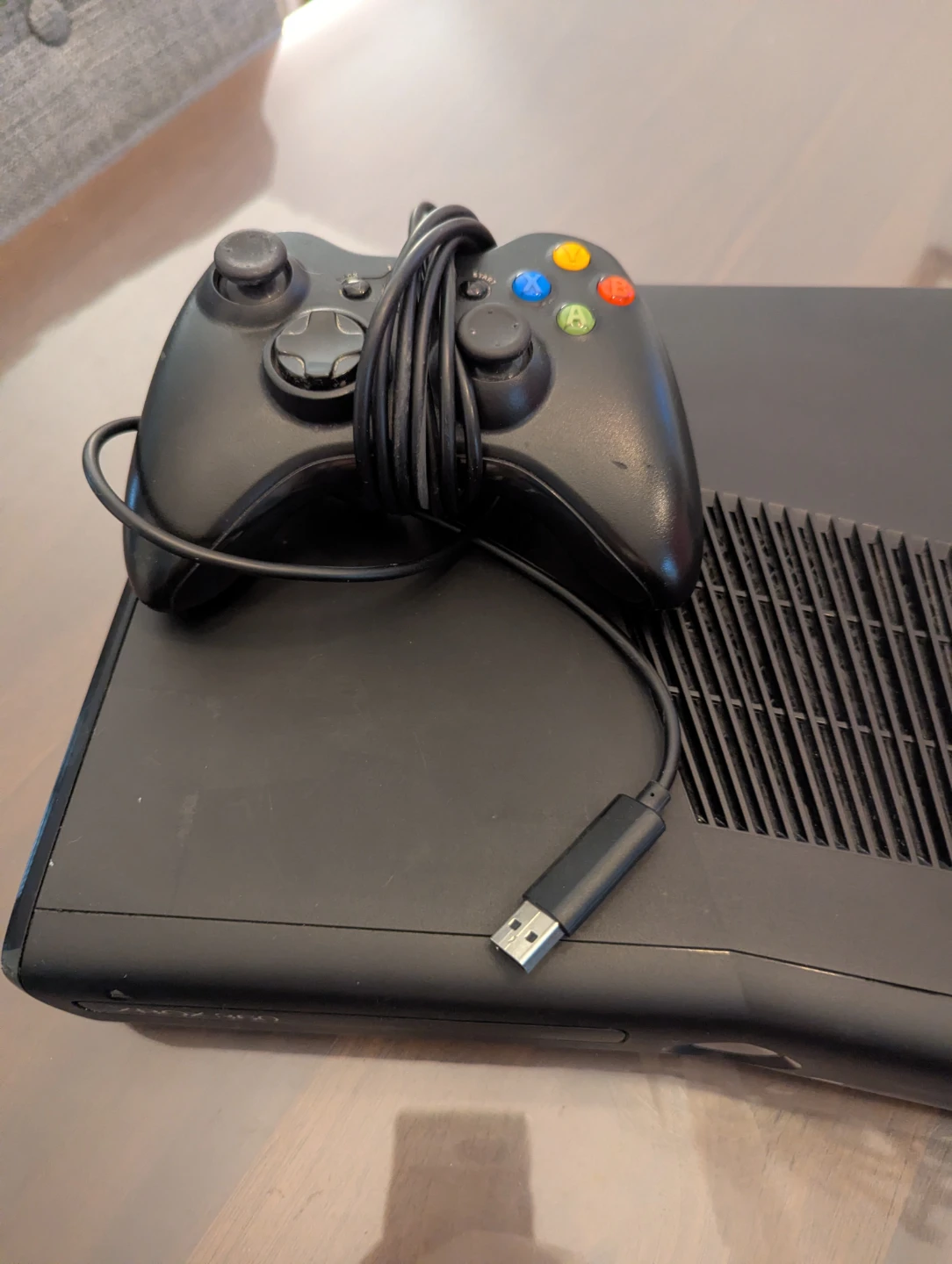 Microsoft Xbox 360  with Controller - photo 2