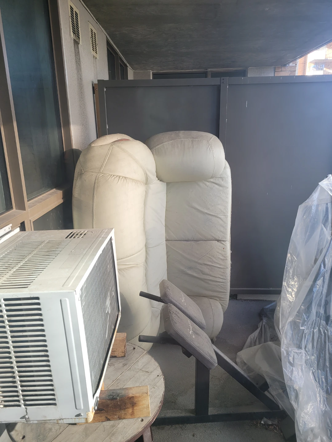 Cream leather armchairs for free - photo 2