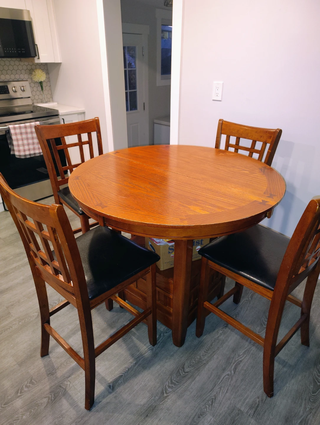 Dining room table with leaflet - photo 2