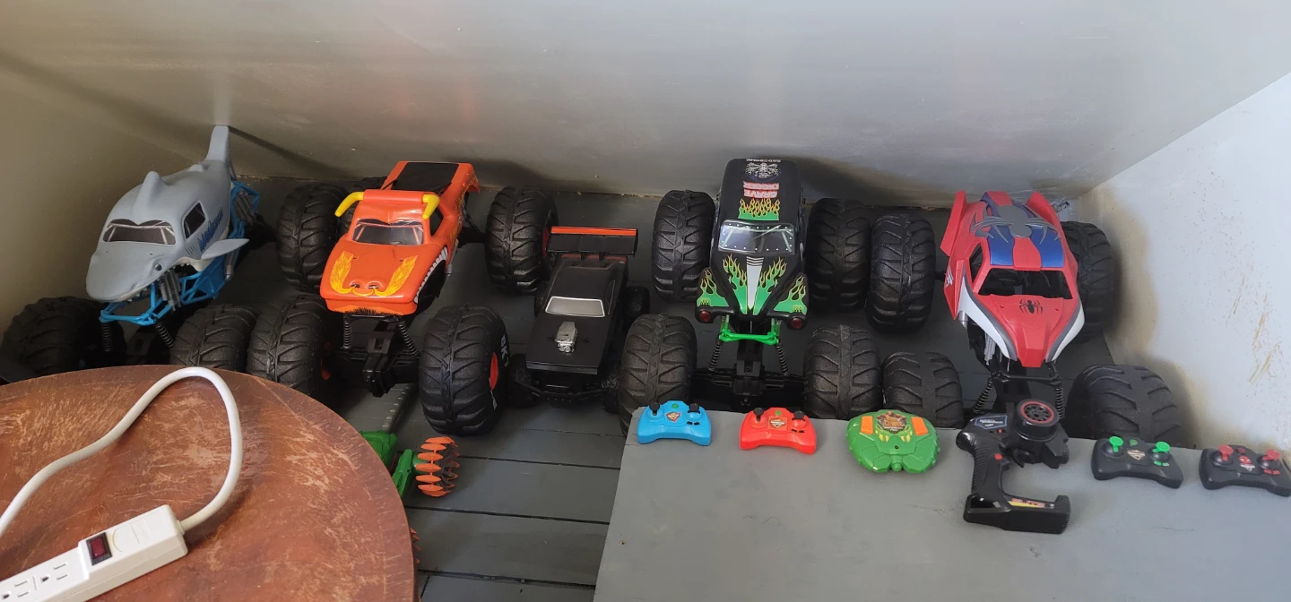 RC Mega Monster Jam trucks - photo 3