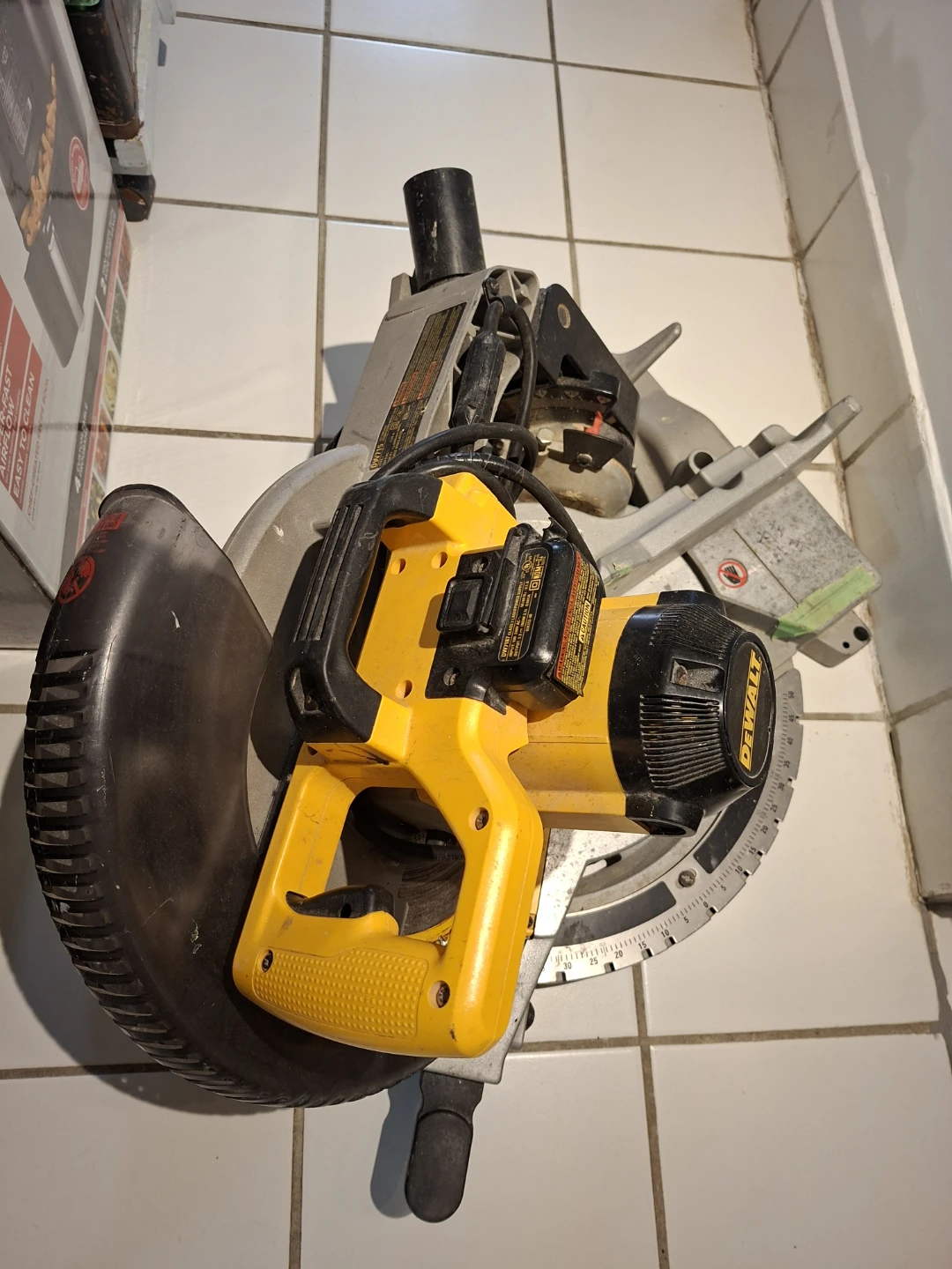 DeWalt Compound Miter Saw DW715 - photo 2