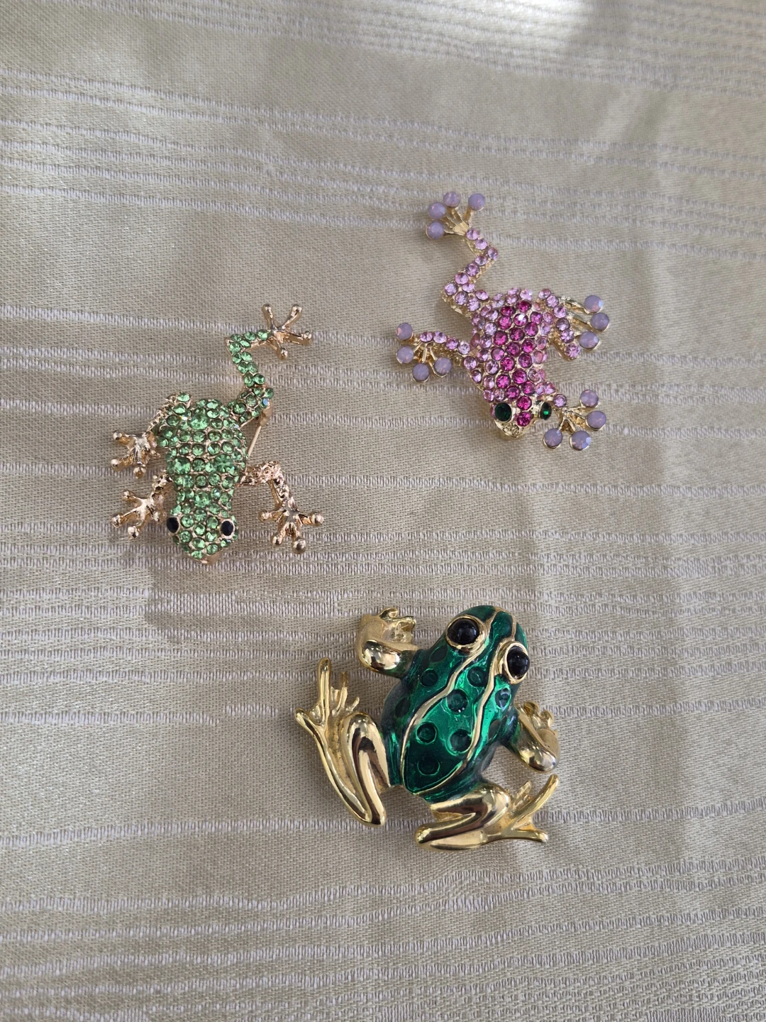 Beautiful 1 1/2"  - 2" Frog Fashion Broochs - photo 3