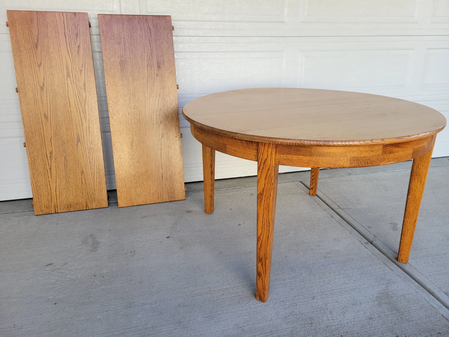 Beautiful Solid Oak Round Dining Table with 2 Extension Leaves - photo 2