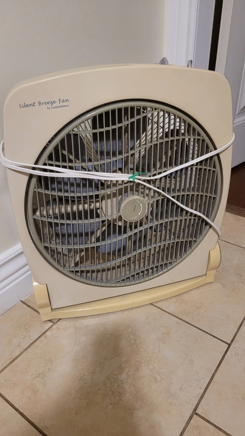 Sunpentown Silent Breeze Box Fan