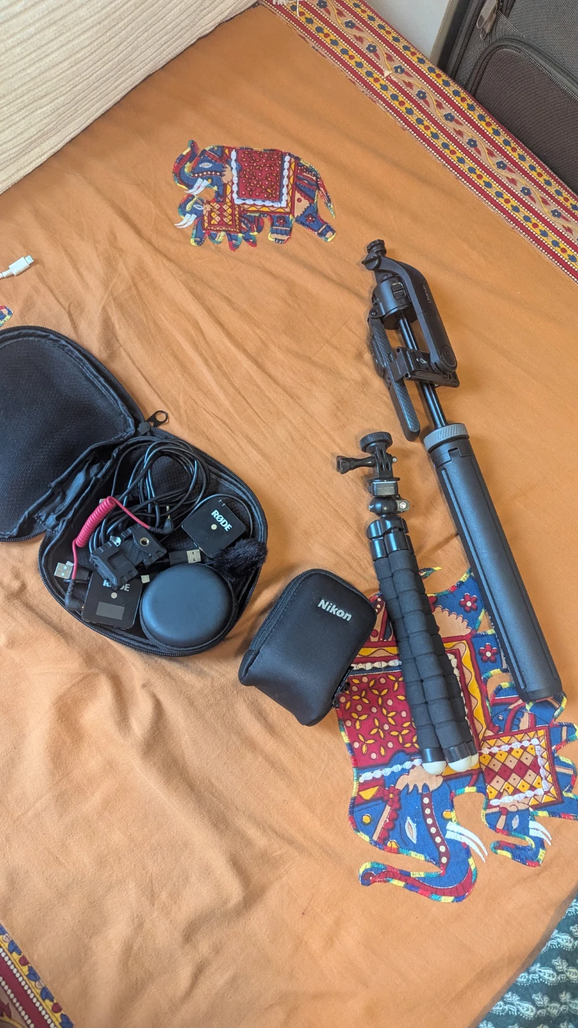 Sony Vlogging Camera Kit with Rode Mic and Tripods - photo 2