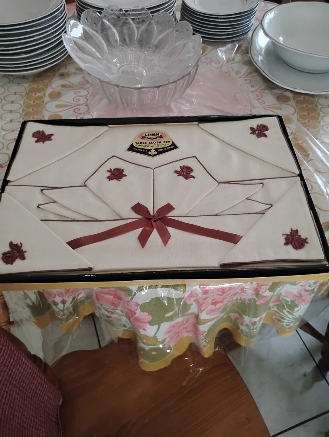 Vintage Linen Creations Table Cloth Set